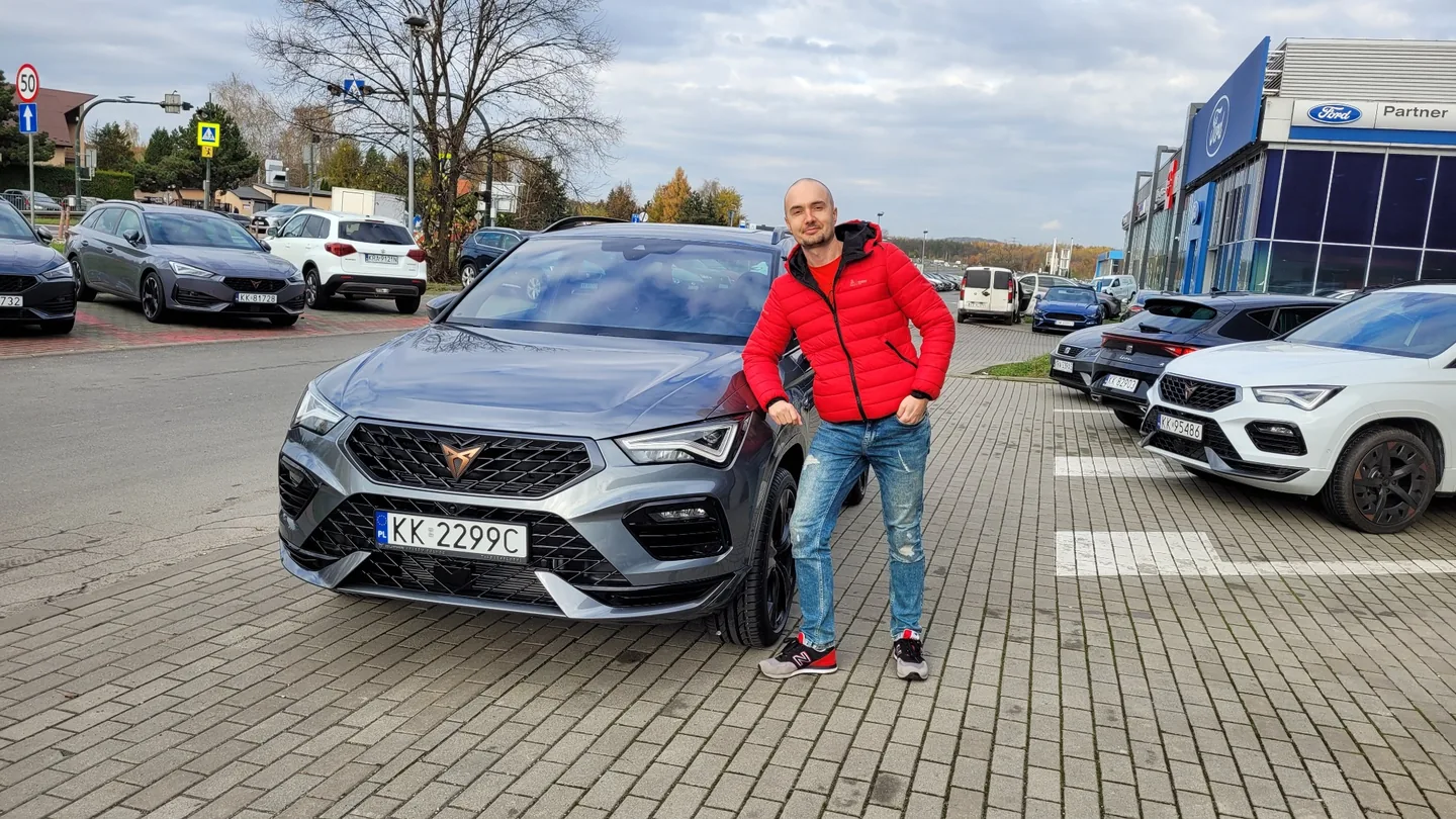 Tomasz Micherda przy swojej Cuprze Ateca