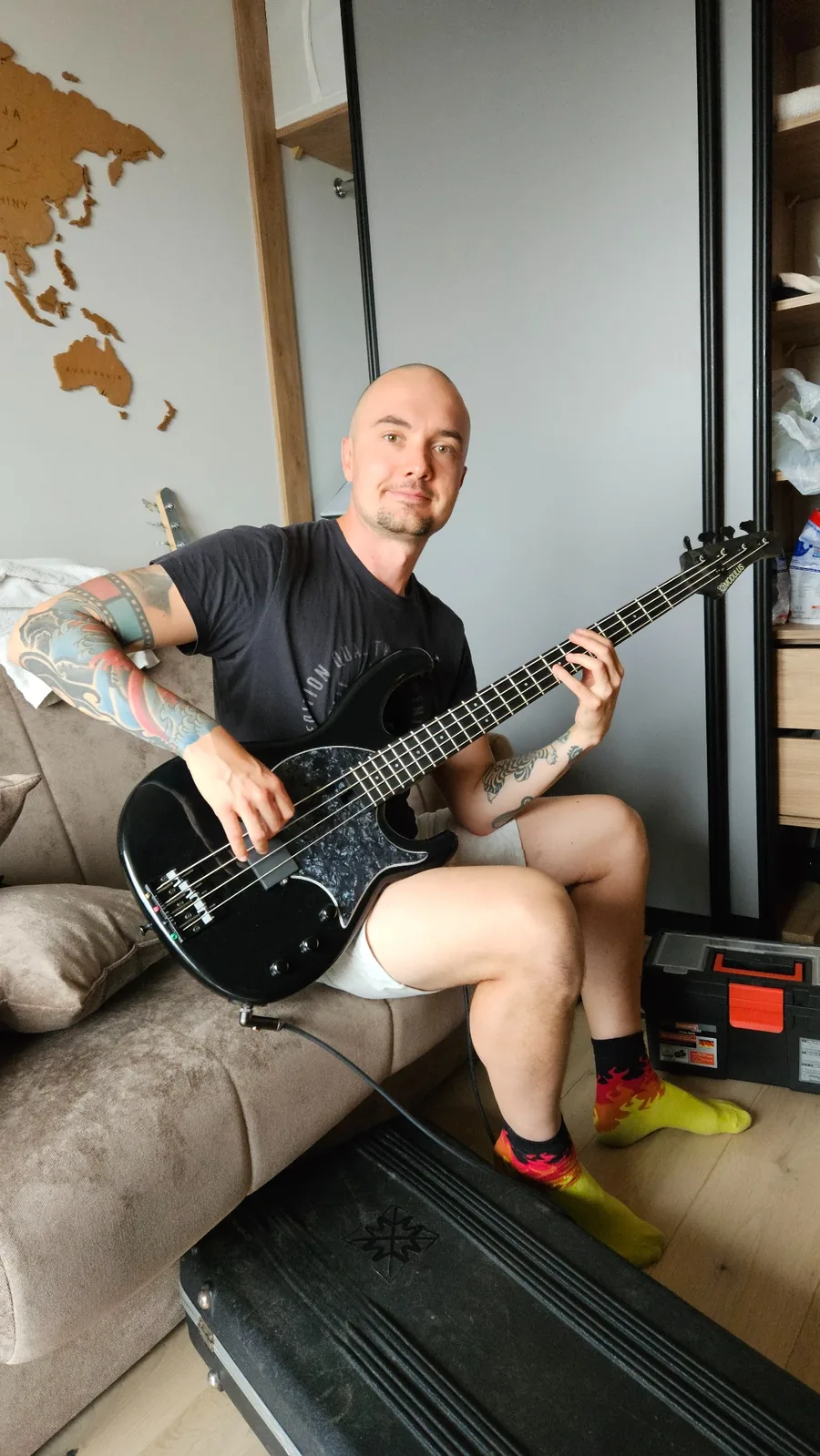 Tomasz Micherda gra na gitarze basowej Modulus FB4